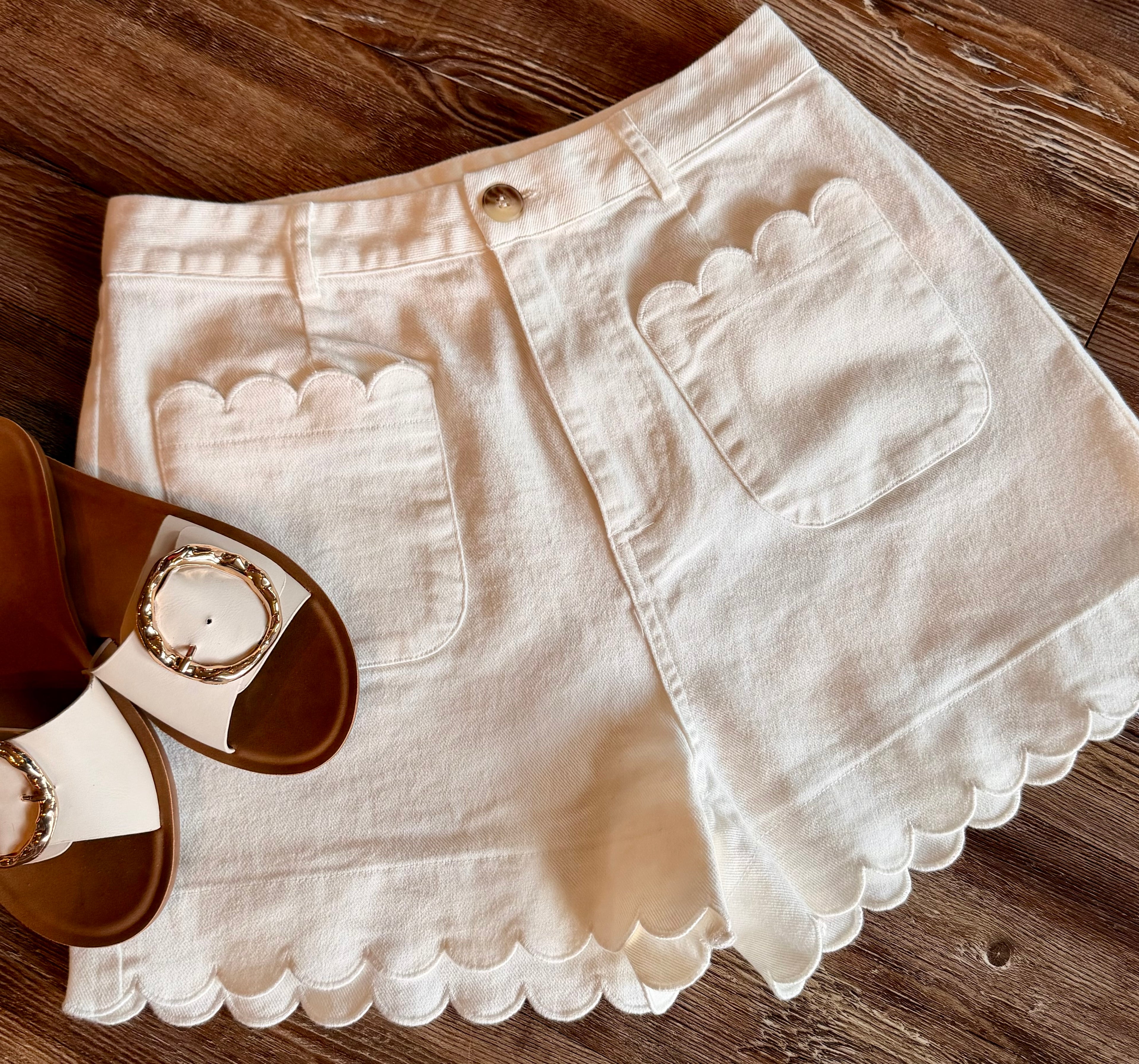 Scalloped Hem Shorts in Off white